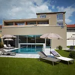 Weisses Ross Otel 4*